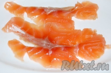 Нарезать филе слабосоленой семги на тонкие ломтики.
