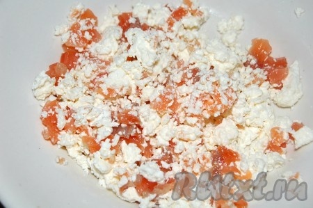 Филе семги нарезать мелкими кусочками и добавить к рикотте (творогу). Перемешать.