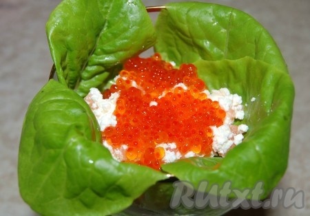 Затем выложить слой красной икры.