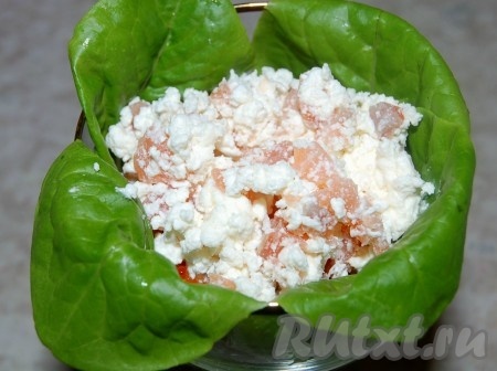 Поверх красной икры снова выложить слой рикотты с семгой.