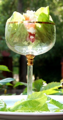 Этот салат можно подавать на праздничный стол, потому что он очень эффектно смотрится и отличается изысканным вкусом.