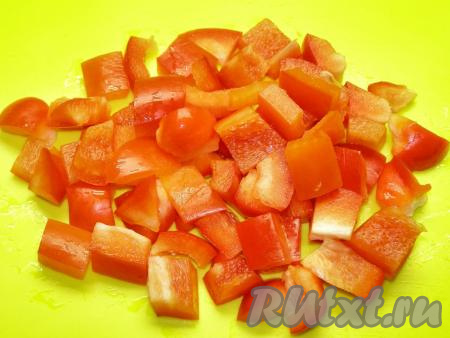Кубиками (или соломкой) нарезаем болгарский перец, предварительно очищенный от семян и плодоножки.