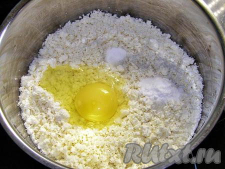 Готовый творог перекладываем в кастрюлю, добавляем сырое яйцо, соль и соду. Ставим на водяную баню. Для этого берём кастрюлю большего диаметра, наливаем в неё воду, доводим до кипения и ставим в неё кастрюлю с творогом. Вода в большой кастрюле должна касаться дна кастрюли с творогом.