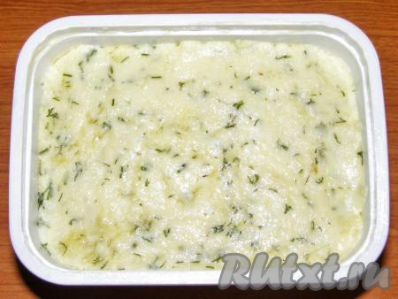 Лоточек для сыра смазываем небольшим количеством масла и выкладываем в него приготовленный сыр, пока он горячий. Разравниваем, слегка смазываем сливочным маслом и оставляем остывать при комнатной температуре. Когда сыр остынет, убираем его в холодильник на 1,5-2 часа.