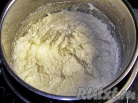 Варим творог на небольшом огне, постоянно перемешивая, пока он не начнёт плавиться и не станет практически однородным (на это уходит, примерно, 20 минут).