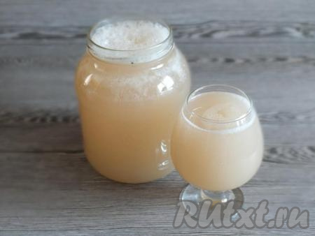 Теперь квас из ревеня перелейте в стеклянную тару, закройте крышкой и поставьте в холодильник. Употреблять напиток можно  уже через 2 часа.