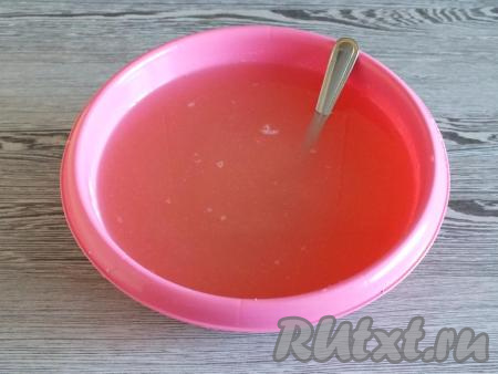 Тщательно перемешайте. Оставьте отвар из ревеня с дрожжами для брожения при комнатной температуре на 12 часов.