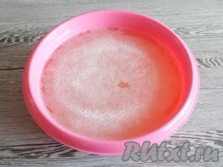 Через указанное время на поверхности будущего напитка должна появиться пена. Это говорит о том, что процесс брожения прошёл благополучно.