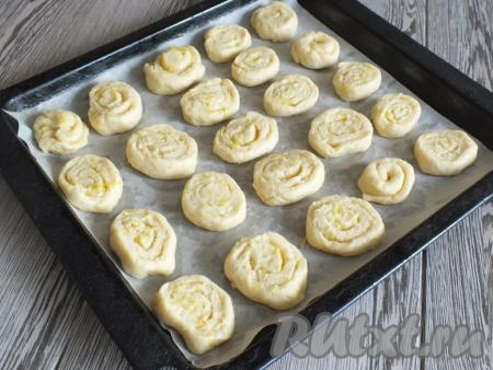 Противень застелите пергаментом. Заготовки из теста выложите на небольшом расстоянии друг от друга. Поставьте лимонное печенье выпекаться на 15 минут в разогретую до 180 градусов духовку.