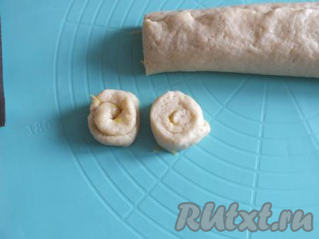 Острым ножом нарежьте рулет на "шайбочки" толщиной 2 см.&nbsp;