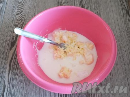 Влейте кефир, добавьте соль, соду, перемешайте.