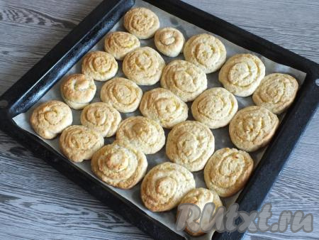 Печенье выпекается быстро. Оно не должно быть сильно зарумяненным. По истечении времени достаньте противень из духовки.