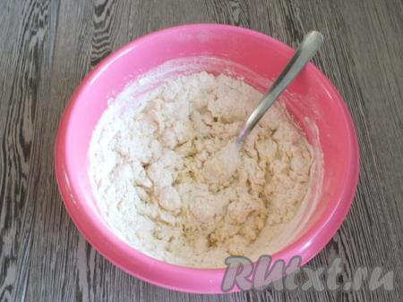 Всыпьте муку частями. Я обычно всыпаю 2/3 указанного количества муки, перемешиваю и после постепенно досыпаю оставшуюся муку, замешивая тесто. В моём случае ушло 330 грамм муки.