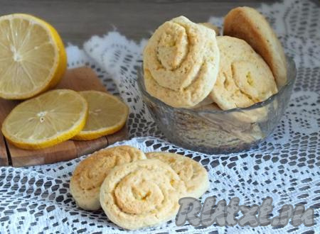 Снимите печенье с листа и переложите в вазочку. Его можно подавать как чуть тёплым, так и полностью охлаждённым. Лимонное&nbsp;печенье, замешанное на кефире, наполнит своим ароматом ваш дом, а его вкус порадует не только взрослых, но и детей. Берите рецепт на заметку!