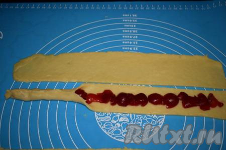 Каждую полоску теста защипываем над вишнями, формируя трубочку.