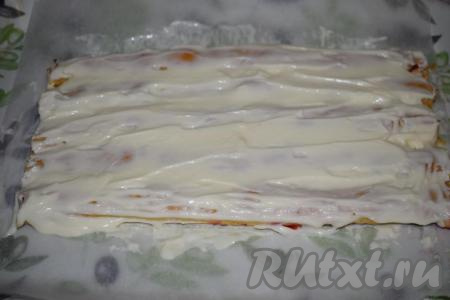 Обильно смазываем трубочки кремом.