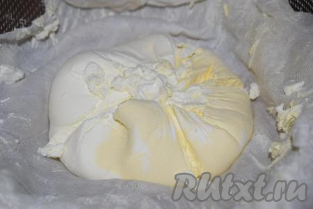 Пока наши трубочки остывают, приготовим сметанный крем. Наша сметана постояла и вся лишняя жидкость стекла. Слегка отжимаем жидкость через марлю, в которой находится сметана. Хочу сказать, что с моей сметаны стекло более 100 мл жидкости, так что пренебрегать отцеживанием не стоит, иначе крем получится жидким и не будет как надо скреплять трубочки-брёвнышки нашей избы.