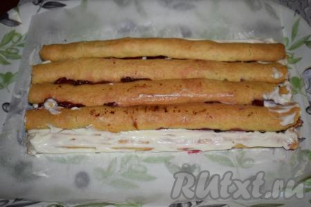 Сверху выкладываем 4 трубочки, их также обильно смазываем кремом.