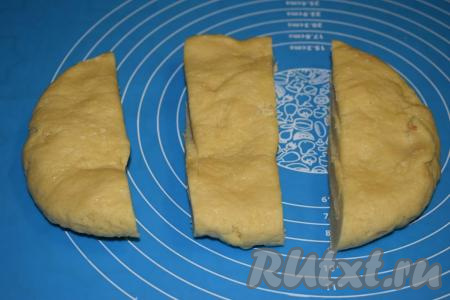 Достаём из морозилки охлаждённое тесто и разделяем его на 3, примерно, равные части.