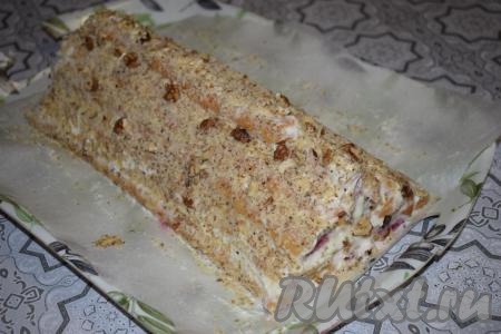 Сверху нашу избушку посыпаем измельчёнными грецкими орехами (или натёртым на тёрке шоколадом). Накрываем торт плёнкой и отправляем в холодильник на 8-10 часов.