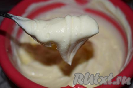 Перемешиваем сметану с сахаром до однородности (я смешивала вилкой, но можно воспользоваться и блендером). Наш сметанный крем для торта "Монастырская изба" готов, он получается довольно густым, не течёт и плотно держится на вилке (или ложке).