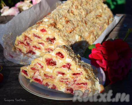 По прошествии времени достаём наш торт из холодильника и нарезаем на порционные кусочки.