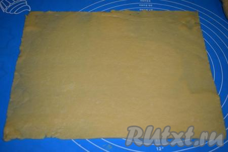 Каждую часть теста раскатываем в пласт шириной 25 см и длиной 30 см.