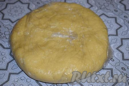 Немного расплющиваем тесто, для того чтобы оно равномерно охладилось, и, завернув в пищевую плёнку, отправляем его в морозилку на 30 минут.