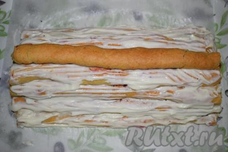 Кладём ещё&nbsp;2 трубочки, хорошо смазываем их кремом и сверху должна&nbsp;оказаться одна трубочка.