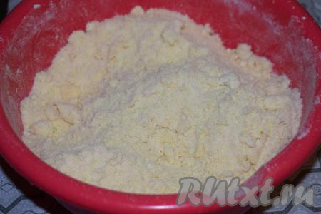 Далее растираем тесто в лёгкую воздушную крошку.