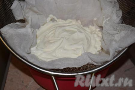 Для начала подготовим сметану для крема, если вы, как и я, используете магазинную сметану, её надо отцедить от жидкости. Для этого ставим чашку, на неё помещаем дуршлаг и застилаем его марлей, сложенной в 2 слоя. Выкладываем сметану на марлю и оставляем стекать на 1,5-2 часа. Для приготовления я использовала 500 грамм магазинной сметаны и 100 грамм домашней жирной.