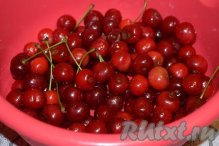 В это время приготовим вишнёвую начинку. Для этого промоем вишню и обсушим её.