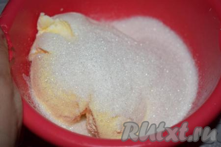 Добавляем к сметане сахар и ванилин.