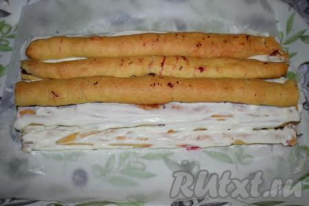 Затем на третий ярус кладём 3 трубочки, хорошо смазываем кремом.