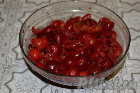 Удалим из вишни косточки. К ягодам, очищенным от косточек, добавим сахар и перемешаем, дадим начинке постоять минут 15, для того чтобы вишня пустила сок. Сольём весь образовавшийся сок и наша начинка готова.