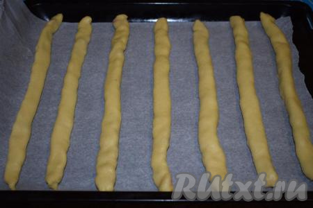 Выкладываем получившиеся трубочки на противень, застеленный пергаментом, соблюдая между трубочками расстояние для того, чтобы они не слиплись друг с другом.