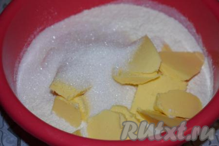 Пока сметана стекает, приготовим тесто и начинку. Для того чтобы замесить тесто, смешаем в миске муку, сахар, соль, ванилин, разрыхлитель, нарезанное на ломтики охлаждённое сливочное масло. В&nbsp;данном рецепте заменять масло на маргарин не рекомендую, так как тесто не будет таким рассыпчатым, как это нужно для торта.
