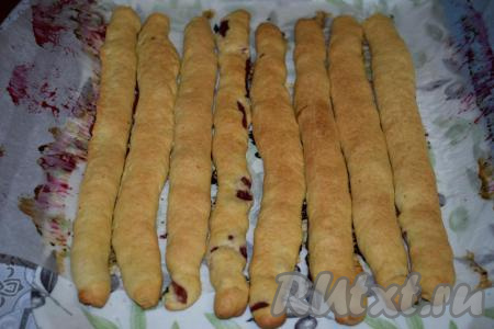 Выкладываем трубочки на решётку и даём им полностью остыть.