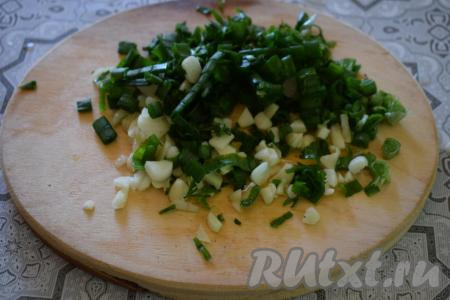 Зелень и чеснок моем, обсушиваем и режем мелко.