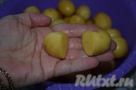 Подготовленный картофель промываем под проточной водой. Далее, если картофелины крупноваты, можно разрезать клубни пополам, если картошины мелкие, то жарим их целиком.