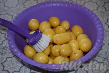 При помощи щётки для овощей моем картофель от грязи и пыли.