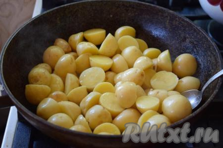 Далее перемешиваем картофель и, накрыв крышкой, продолжаем жарить ещё минут 7-8.