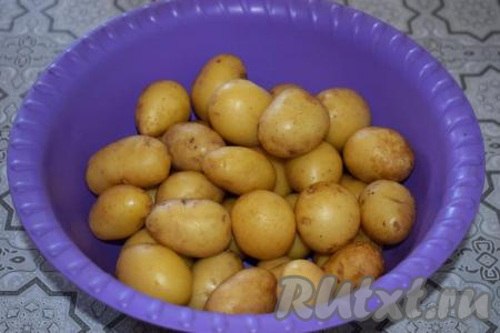 Картофель выкладываем в глубокую миску и заливаем его холодной водой на 4-5 минут, для того чтобы легче отходили земля и грязь.&nbsp;