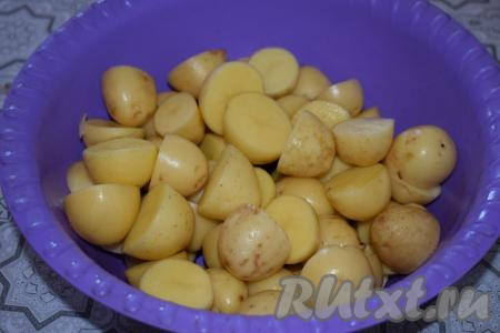 Подготовленный картофель слегка обсушиваем бумажными полотенцами.