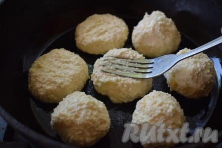 При помощи вилки аккуратно прижимаем шарики, придавая им форму оладушек.