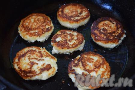 Готовые творожники снимаем с огня и выкладываем на блюдо для подачи.