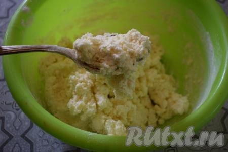 Тесто получается липким и не жидким по консистенции.