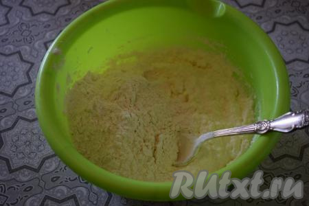 Добавляем к творожной смеси муку и замешиваем тесто при помощи ложки.