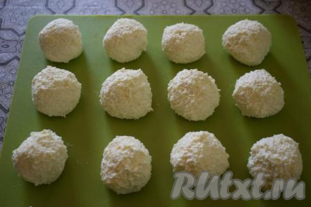 Формируем из теста шарики размером побольше грецкого ореха (у меня получилось 12 штук). Шарики выкладываем на досочку.