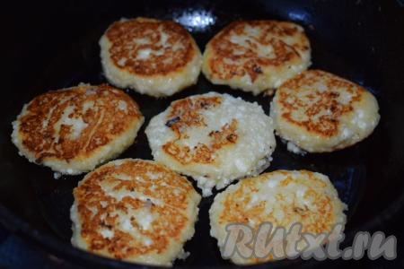Жарим творожники на среднем огне с двух сторон, примерно, 10-12&nbsp;минут, пару раз переворачивая их со стороны на сторону.